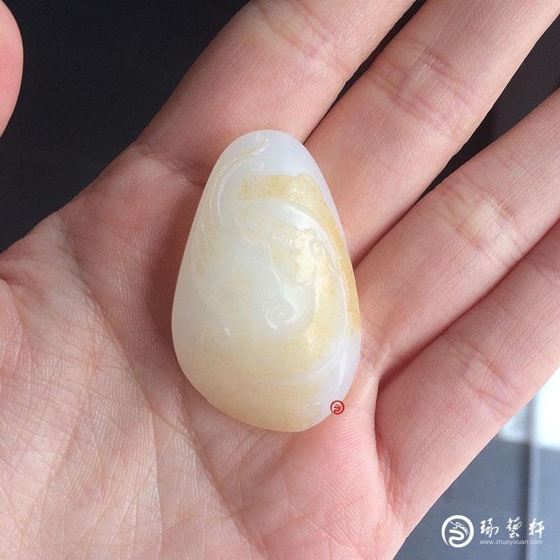 【琢藝軒】新疆和田玉黃皮白玉籽玉掛件 祥瑞 65克