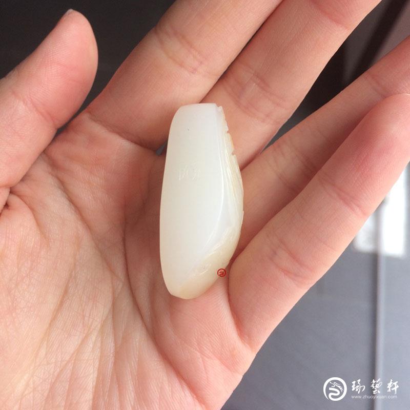 【琢藝軒】新疆和田玉黃皮白玉籽玉掛件 祥瑞 65克