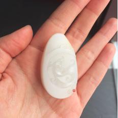 【琢藝軒】新疆和田玉黃皮白玉籽玉掛件 祥瑞 65克