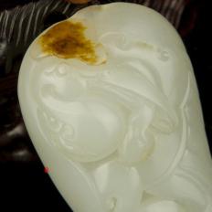 【琢藝軒】新疆和田玉秋梨皮白玉籽玉掛件（獨(dú)籽)一路連科  24克