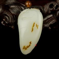 【琢藝軒】新疆和田玉秋梨皮白玉籽玉掛件（獨(dú)籽)一路連科  24克