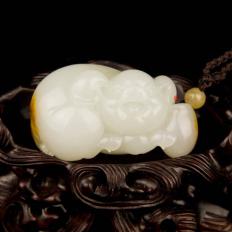 【琢藝軒】新疆和田玉紅皮白玉籽玉掛件 祝福 43克