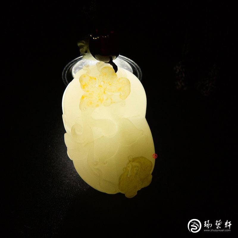 【琢艺轩】新疆和田玉黄皮一级白玉籽玉挂件 蝶恋果 17克