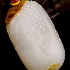 【琢藝軒】新疆和田玉紅皮白玉籽玉把件 官上加冠（獨(dú)籽） 47克