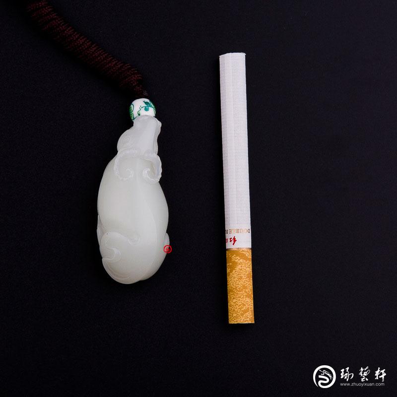 【琢藝軒】新疆和田玉灑金皮一級白玉籽玉掛件 牛氣沖天 30克