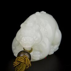 【琢藝軒】穆宇靜 新疆和田玉灑金皮一級(jí)白玉籽玉把件 貔貅 145克