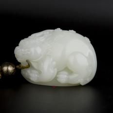 【琢藝軒】穆宇靜 新疆和田玉灑金皮一級(jí)白玉籽玉把件 貔貅 145克