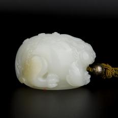 【琢藝軒】穆宇靜 新疆和田玉灑金皮一級(jí)白玉籽玉把件 貔貅 145克