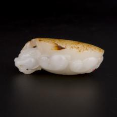 【琢藝軒】新疆和田玉黃皮白玉籽玉把件 龍龜 49.1克