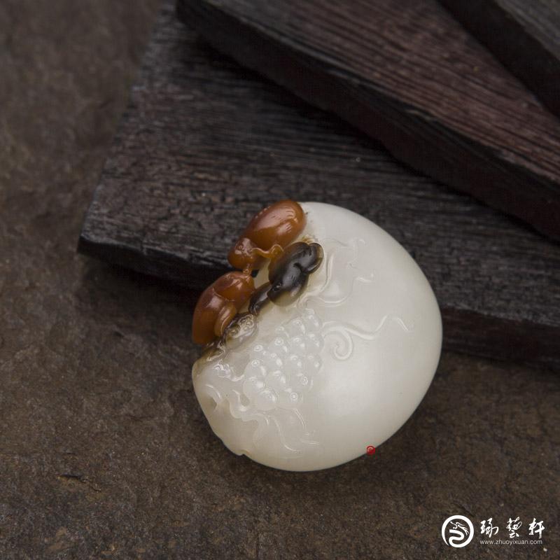【琢藝軒】俄羅斯玉紅皮黑皮雙色籽玉掛件 安居樂業(yè) 16.8克