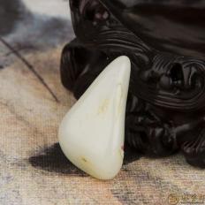 【琢藝軒】新疆和田玉黃皮白玉籽玉掛件（獨(dú)籽） 怡然 13克