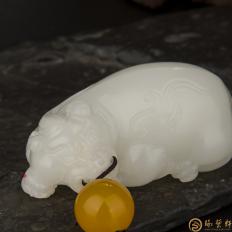 【琢藝軒】新疆和田玉黃皮羊脂白玉籽料把件 貔貅 51克