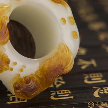 【琢藝軒】新疆和田棗紅皮一級白籽玉扳指 金玉滿堂 70.6克