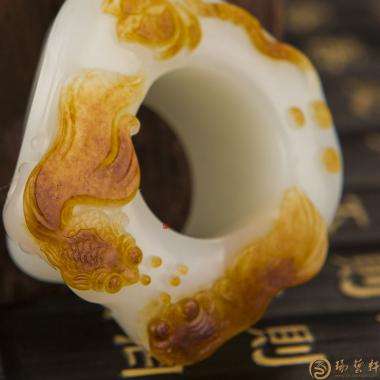 【琢藝軒】新疆和田棗紅皮一級白籽玉扳指 金玉滿堂 70.6克