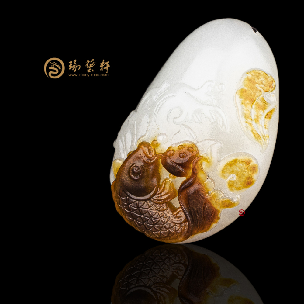 【琢艺轩】黄杨洪 新疆和田红沁皮一级白籽玉挂件 连年有余 14.2克